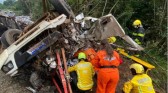Motorista fica preso nas ferragens e em estado grave ao tombar caminhão na cabeceira de ponte
