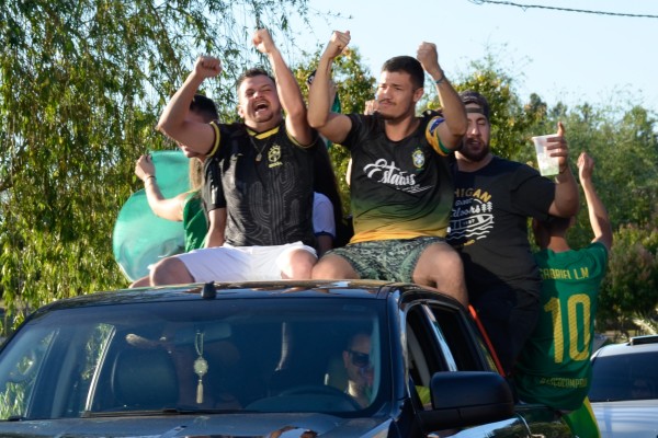 Para comemorar a vitória do Brasil na copa, carreata é realizada pelas cidades gêmeas