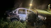 Após saída de pista e choque em poste, veículo pega fogo