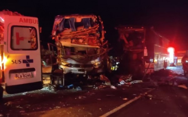 Acidente entre dois ônibus e carreta deixa 5 mortos e 21 feridos na Bahia