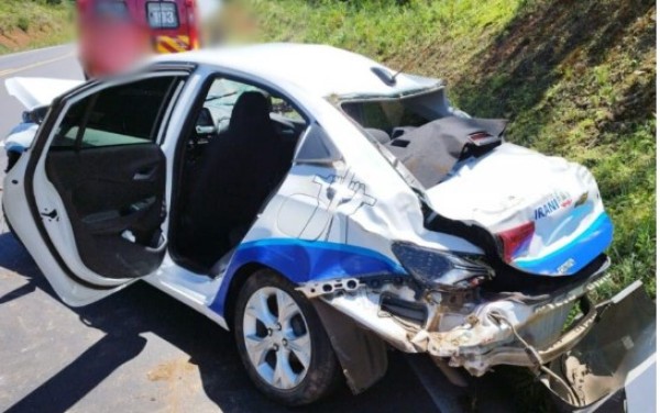 Motorista de caminhão foge de acidente após batida com veículo da Saúde de município de SC