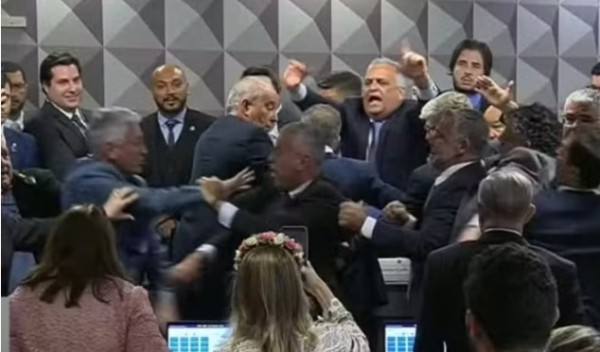 CPI do INSS aprova quebra de sigilo bancário do filho de Lula e sessão termina em confusão