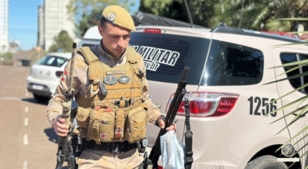 Homem agride e ameaça mulher e acaba preso com armas de grosso calibre