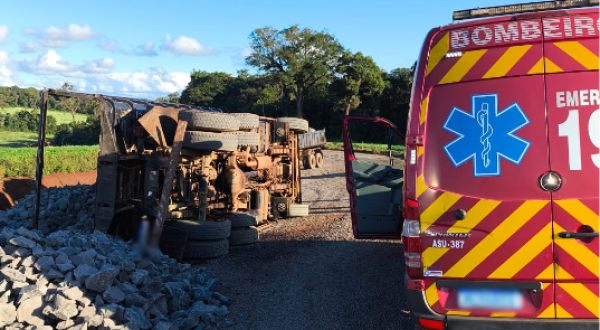 Caminhão tomba durante manobra e motorista fica ferido