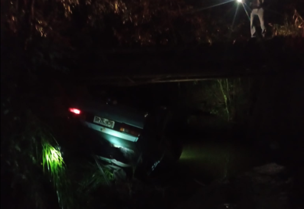 Veículo roubado em Bom Jesus do Sul acabou caindo em um rio na Linha Três Passos