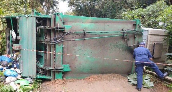 Trabalhador morre após ser esmagado por caminhão de coleta de lixo em SC