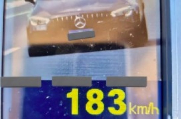 Carro de luxo é flagrado a 183 km/h em SC