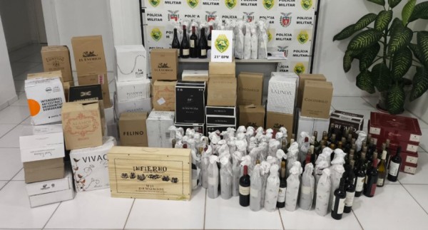 Polícia Militar apreende veículo com 612 garrafas de bebidas estrangeiras