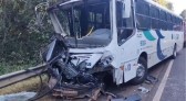 Uma pessoa morre e 18 ficam feridas após carro invadir pista contrária e bater de frente com ônibus