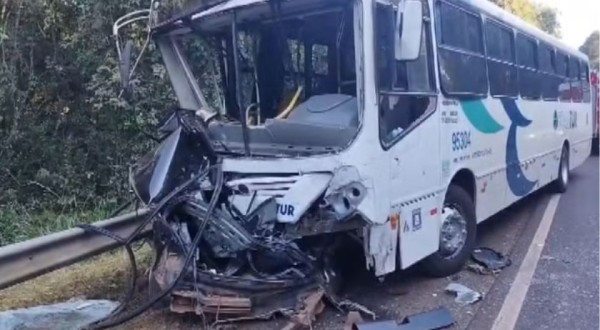 Uma pessoa morre e 18 ficam feridas após carro invadir pista contrária e bater de frente com ônibus
