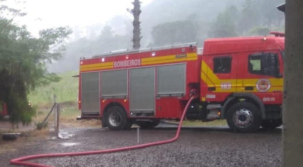 Corpo de Bombeiros atende ocorrência de incêndio em fábrica