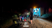 Casal sofre ferimentos graves em queda de moto no interior