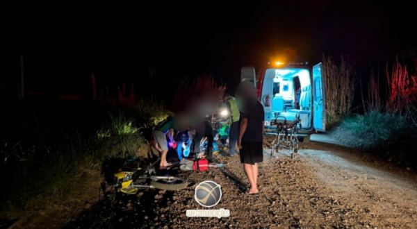 Casal sofre ferimentos graves em queda de moto no interior