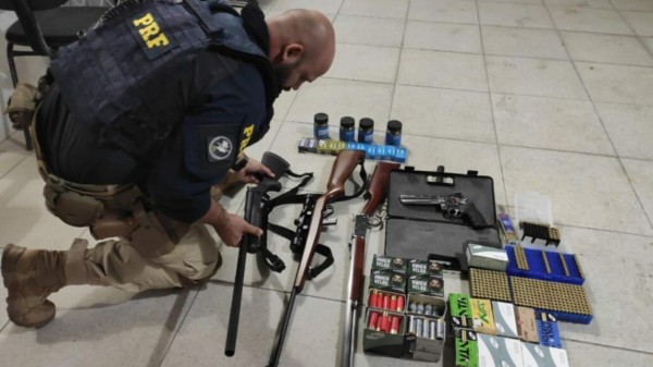 PRF apreende armas e milhares de munições nas BR-101 e 282