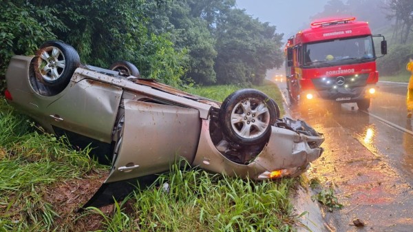 Saída de pista e capotamento deixa vítima presa no interior do veículo na BR-163