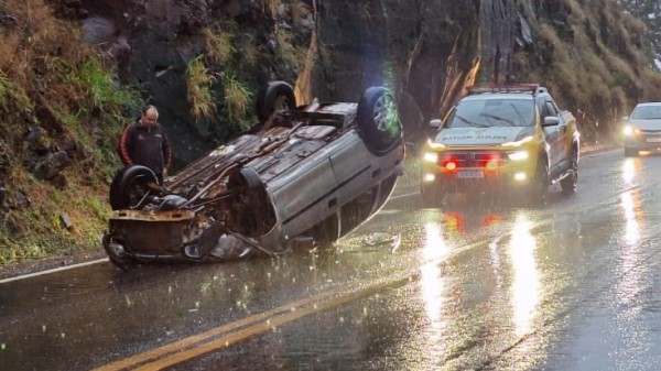 Veículo colide em pedras e capota na Rodovia Vitório Traiano