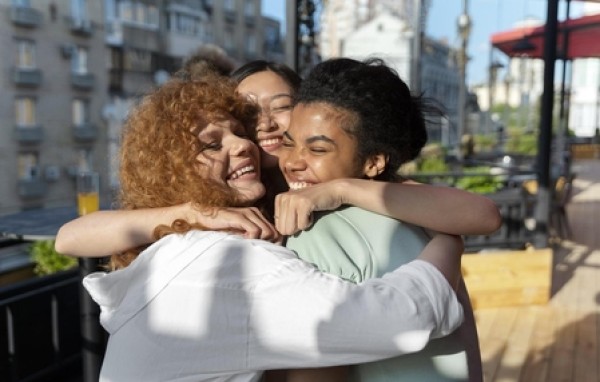 Amizade melhora saúde mental e ajuda a prevenir depressão, mostram estudos