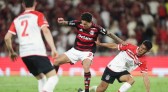 Com golaço de Pedro, Flamengo vence Estudiantes e garante vaga nas oitavas de final da Libertadores