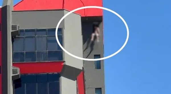 Corpo de Bombeiros salva homem que ameaçava se jogar de edíficio