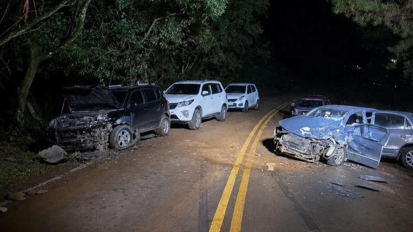 Colisão frontal seguida de engavetamento deixa vários feridos e um morto