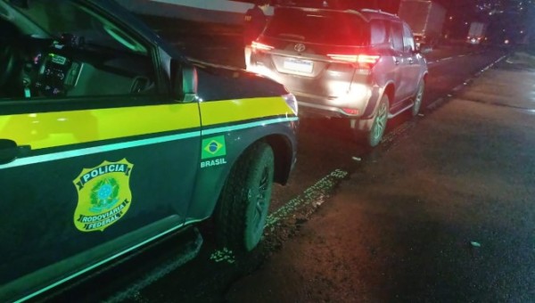 Homem é preso com veículo furtado e placas adulteradas na BR-280