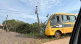 Colisão de ônibus escolar em poste de energia deixa grande parte da cidade sem luz
