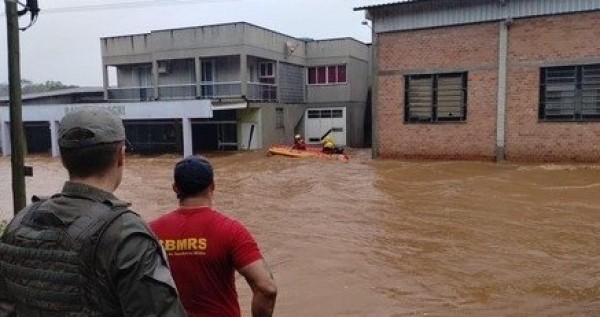 Aumenta para 21 o número de mortos após passagem de ciclone no RS