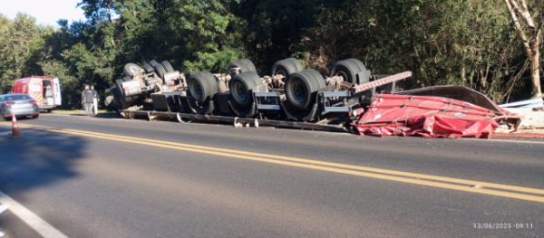 Carreta carregada com chapas de compensado tomba na BR-282