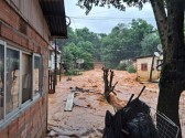 Cinco adultos e sete crianças ficam ilhados após enxurrada no Oeste