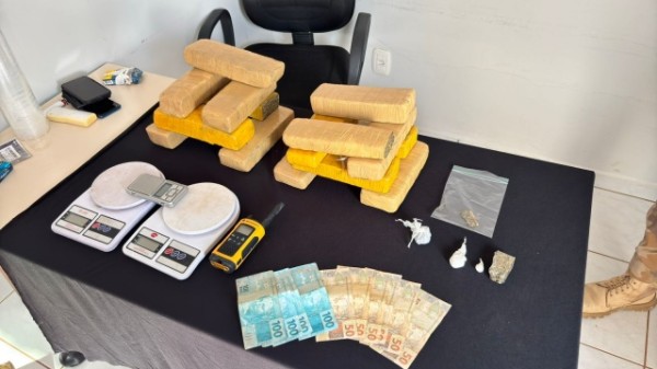 PM apreende 8kg de maconha e prende dois homens por tráfico