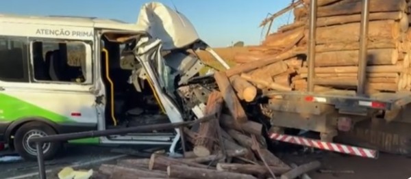 Van com pacientes bate em caminhão e deixa feridos na PR-862