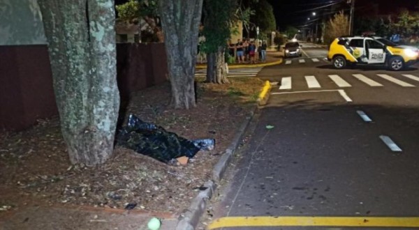 Mulher é morta em atropelamento e motorista foge sem socorrer a vítima