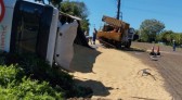Caminhão capota, colide com carro e espalha carga na SC-283