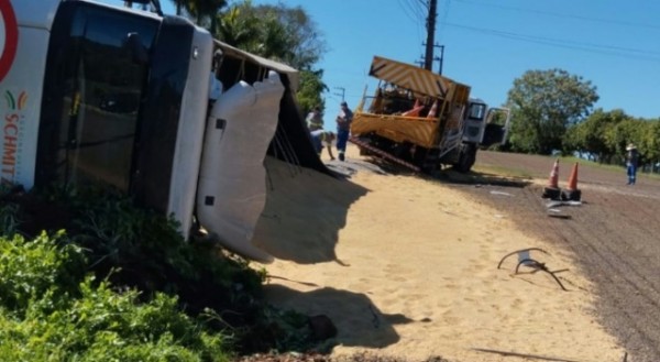 Caminhão capota, colide com carro e espalha carga na SC-283