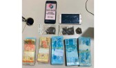Drogas e dinheiro são encontrados em carro de criminosos que trocaram tiros com a polícia na BR-282