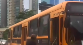 Homem invade ônibus escolar e agride crianças em SC