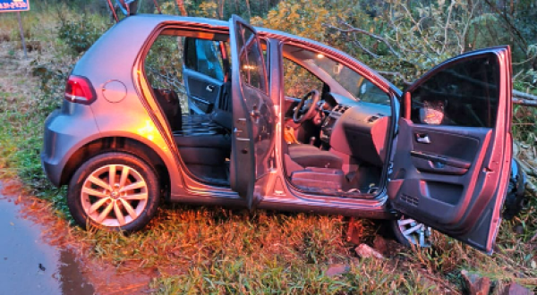 Idosos ficam feridos após carro sair da pista e capotar na SC-160