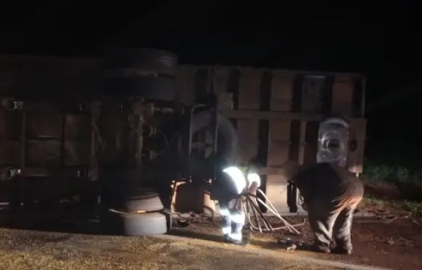 Condutor é autuado por embriaguez após tombamento de caminhão na PR-182