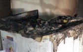 Velas acessas em cima de geladeira causam incêndio em cozinha