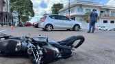 Colisão entre carro e moto deixa motociclista ferido e moradores solicitam melhorias no trânsito