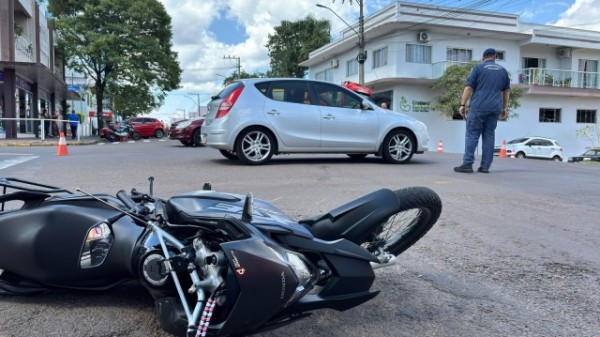 Colisão entre carro e moto deixa motociclista ferido e moradores solicitam melhorias no trânsito