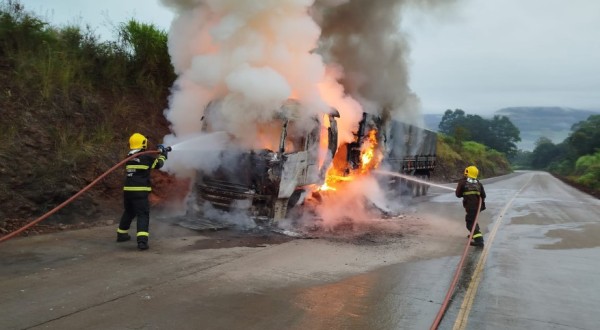 Carreta carregada com farinha de trigo pega fogo na SC-305