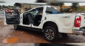 Após caminhoneta aquaplanar e capotar, motorista fica gravemente ferido