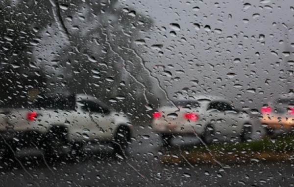 Frente fria avança por SC e traz chuva, vento e queda de temperaturas