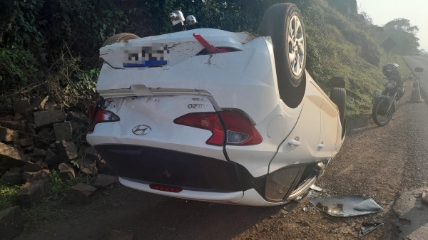 Condutor perde o controle e capota veículo na PR 483