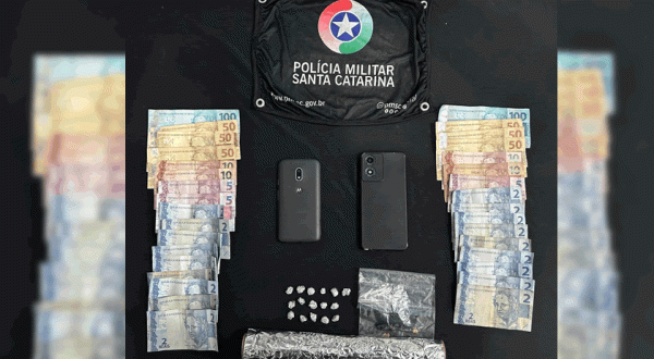 Com apoio de cão policial, PM apreende drogas e prende suspeitas