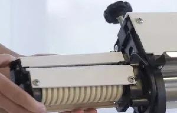 Mulher é socorrida após ter dedos prensados em cilindro elétrico no Oeste