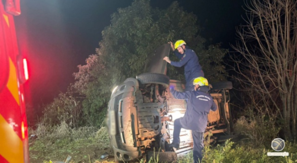 Acidente entre duas picapes deixa dois feridos