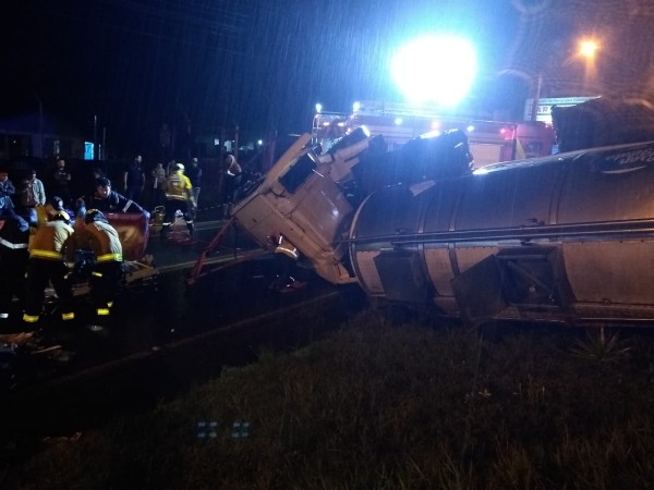 Mulher fica presa nas ferragens de caminhão após colisão com dois veículos de passeio