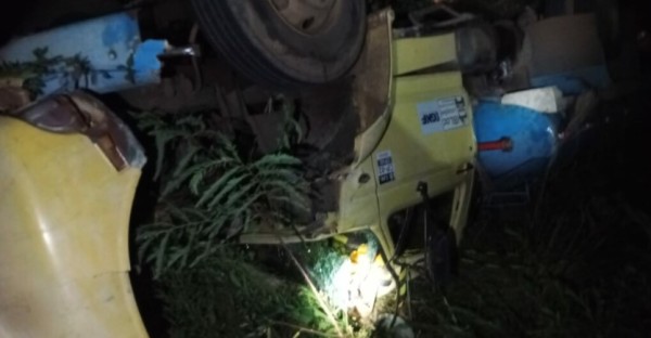 Duas pessoas ficam feridas após caminhão tombar na BR-282